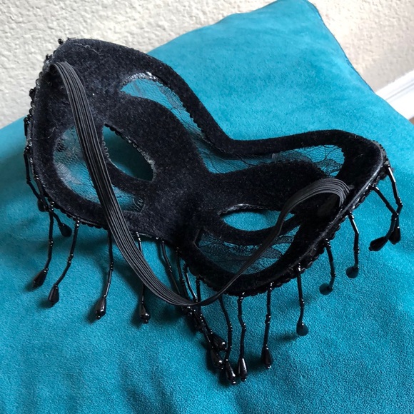 Elegant Black Masquerade Mask - Picture 2 of 3